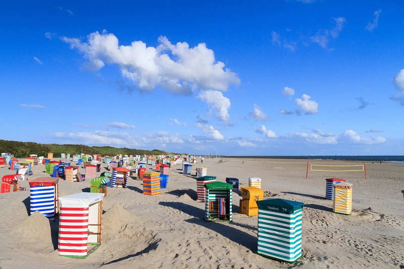 Bunte Strandkörbe am Südstrand von Borkum