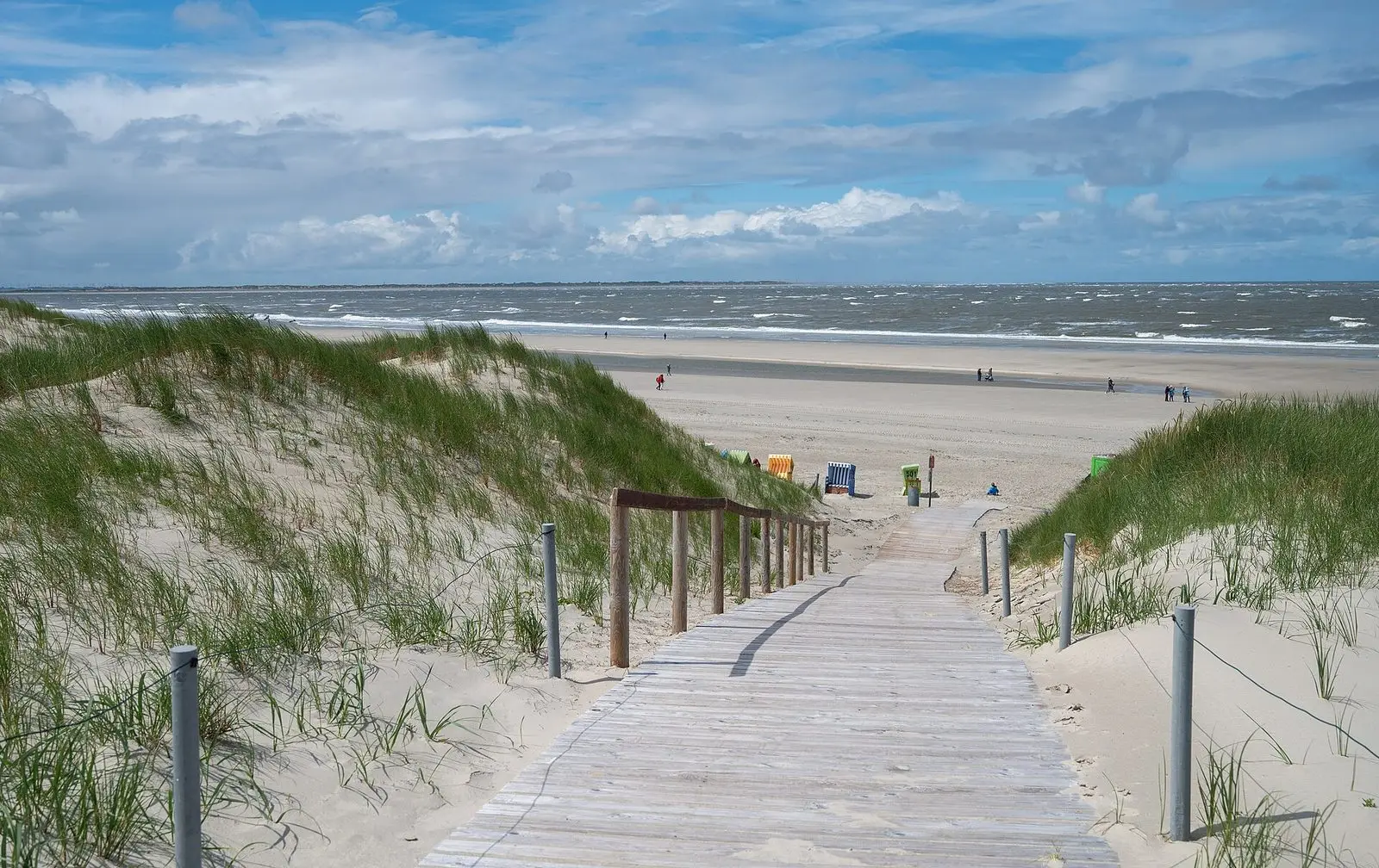 Holzbohlenweg durch die Dünen hinunter zum Strand von Langeoog