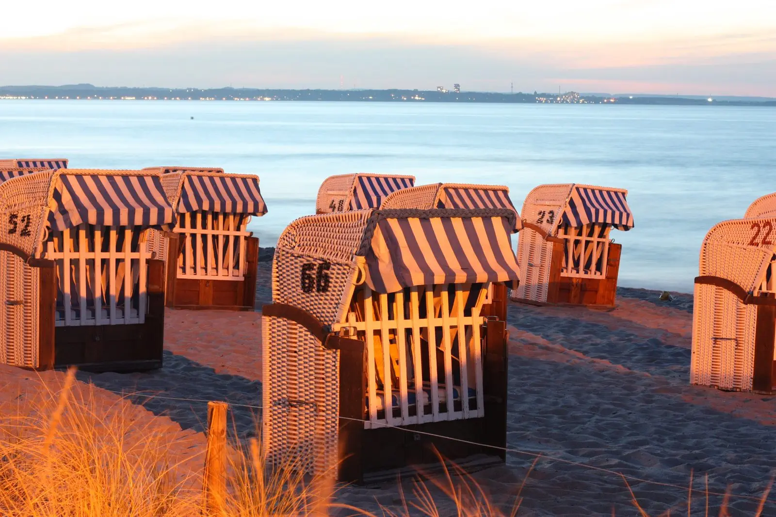 Strandkörbe im Abendlicht am Timmendorfer Strand
