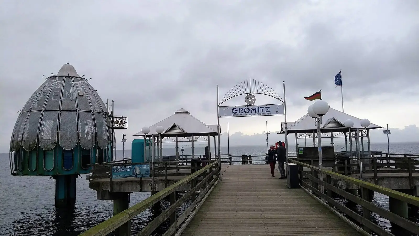 Seebrücke Grömitz mit der Tauchgondel und dem Grömitz-Bogen