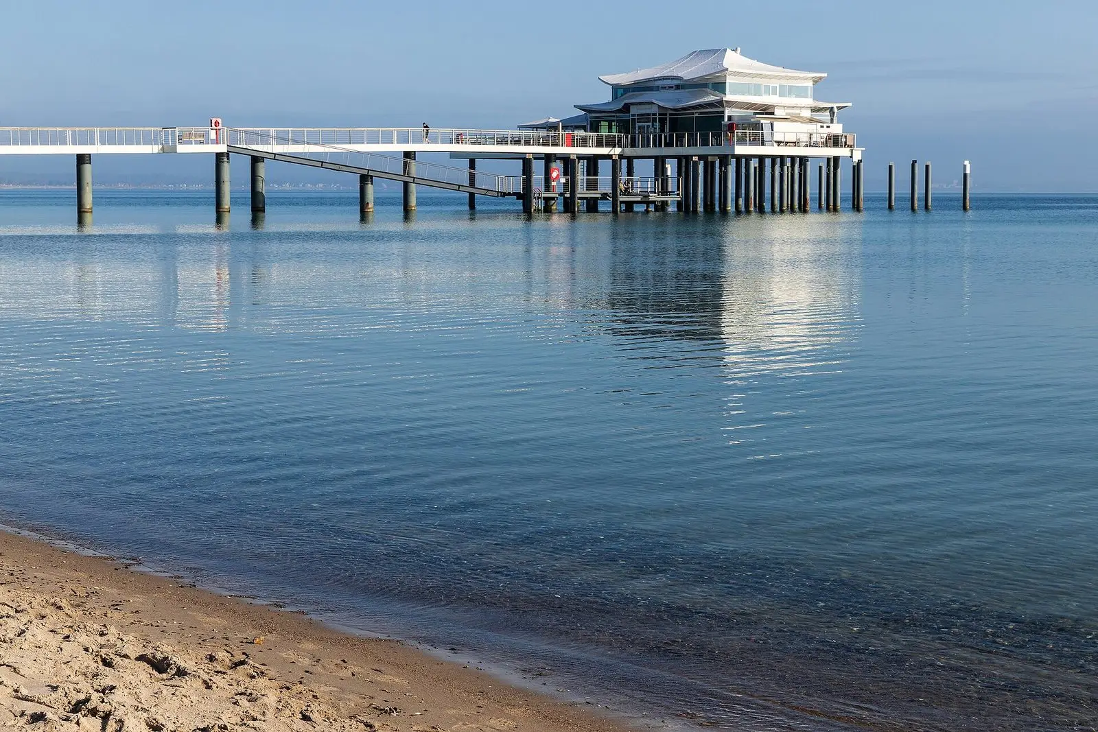 Seeschlösschenbrücke mit Teehaus in Timmendorfer Strand bei ruhiger See