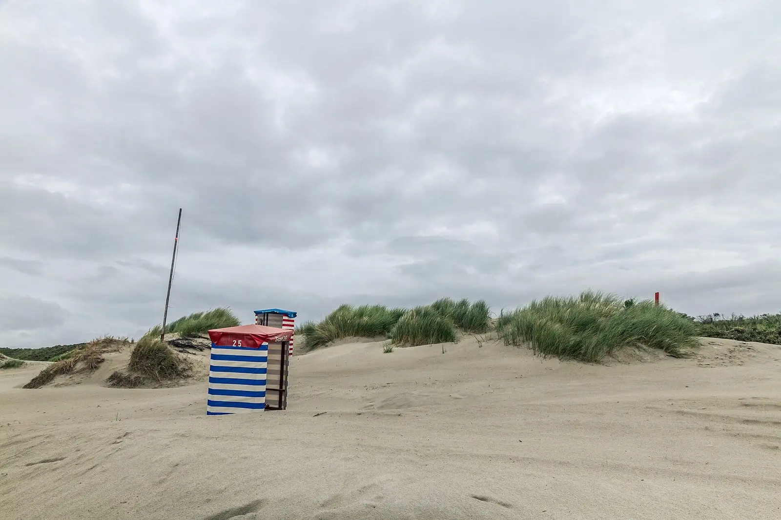 Gestreifter Strandkorb vor Dünen am Südstrand von Borkum