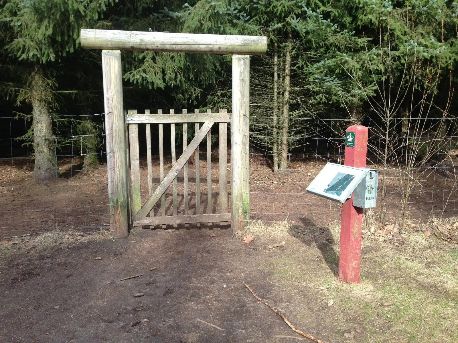 Holztor mit Infotafel am Eingang der Hundeskov Tinkerdal in Holstebro
