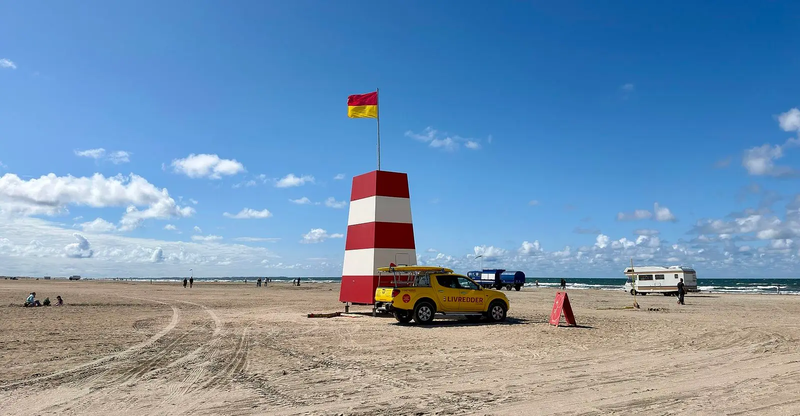 Lakolk Strand auf Rømø mit Rettungsturm und Autos auf dem Strand