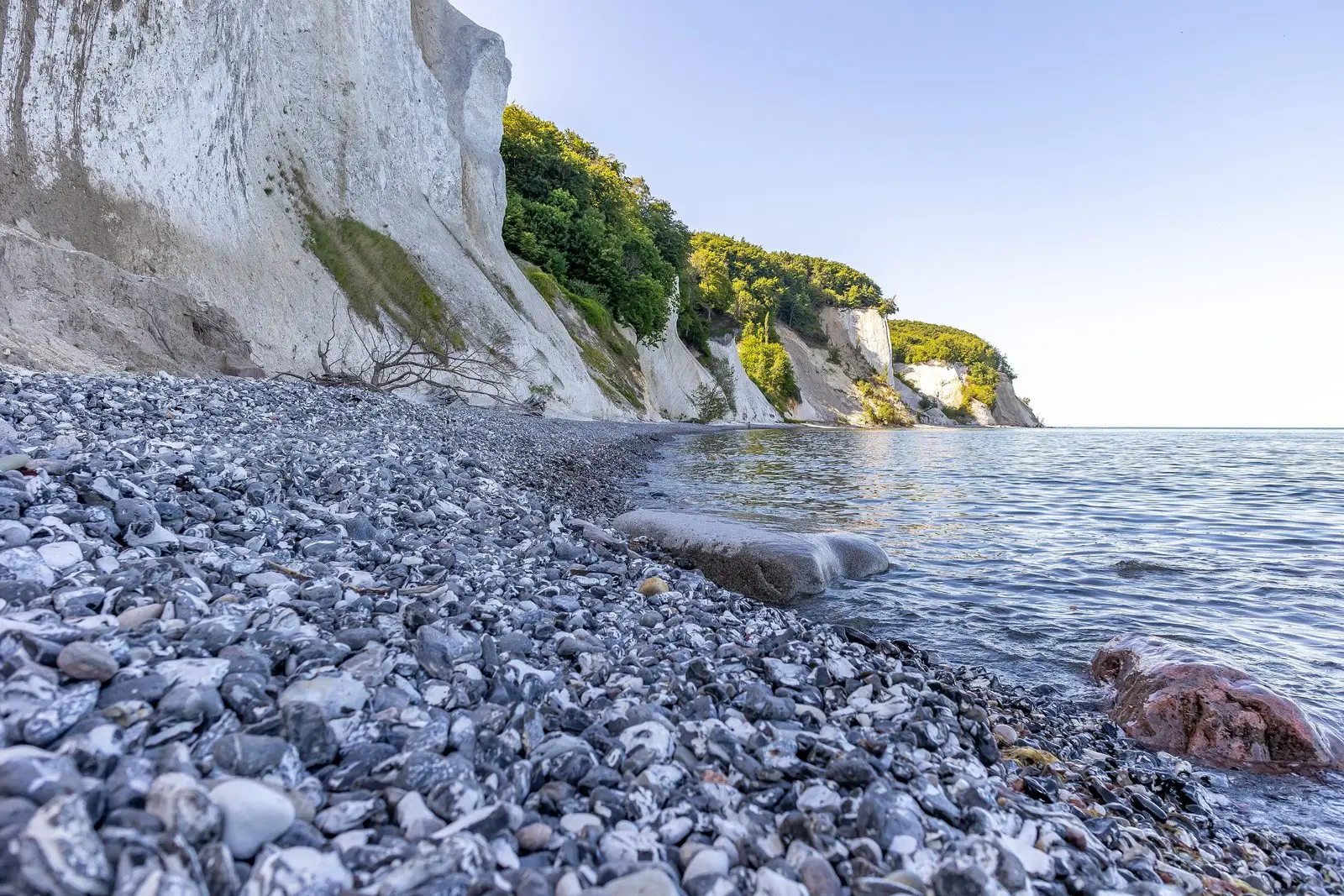 Kreidefelsen im Nationalpark Jasmund auf Rügen mit steinigem Ostseestrand