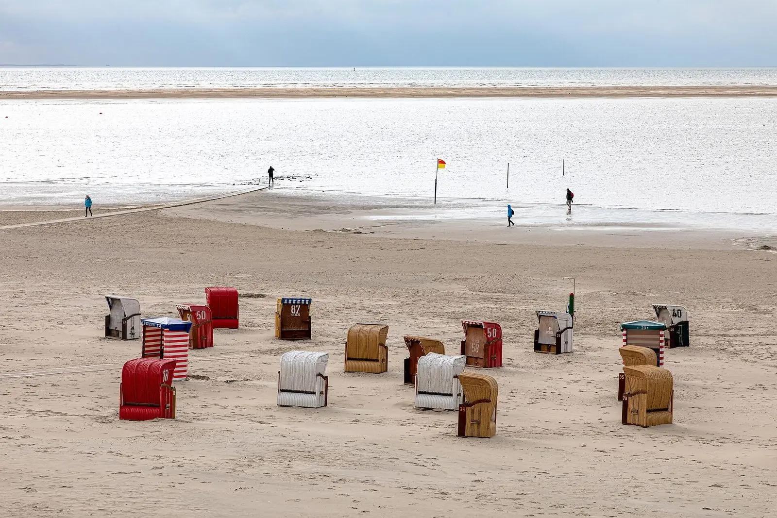 Gruppe von Strandkörben am weiten Hauptstrand von Borkum