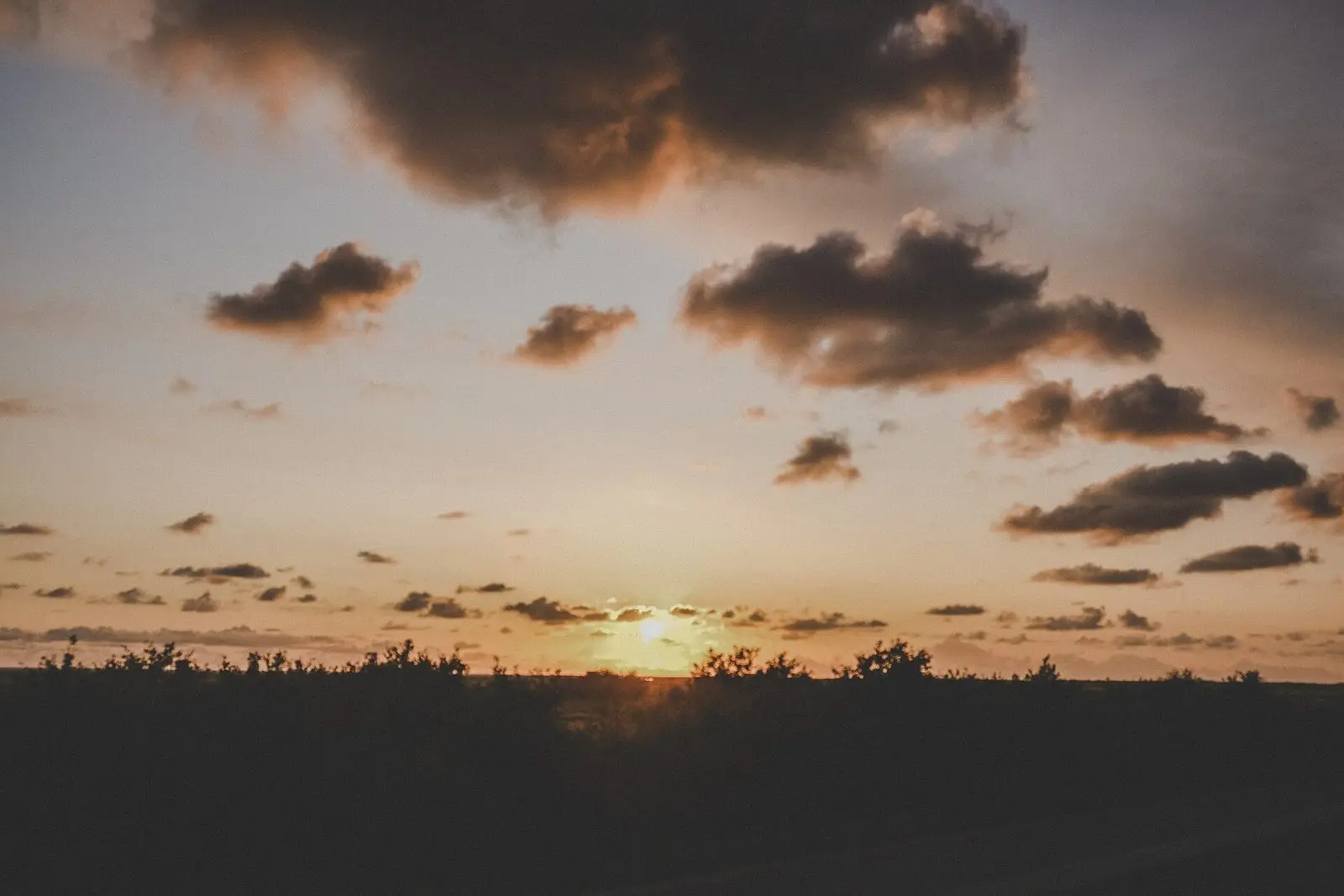 Sonnenuntergang über den Dünen von Sankt Peter-Ording mit dramatischen Wolken