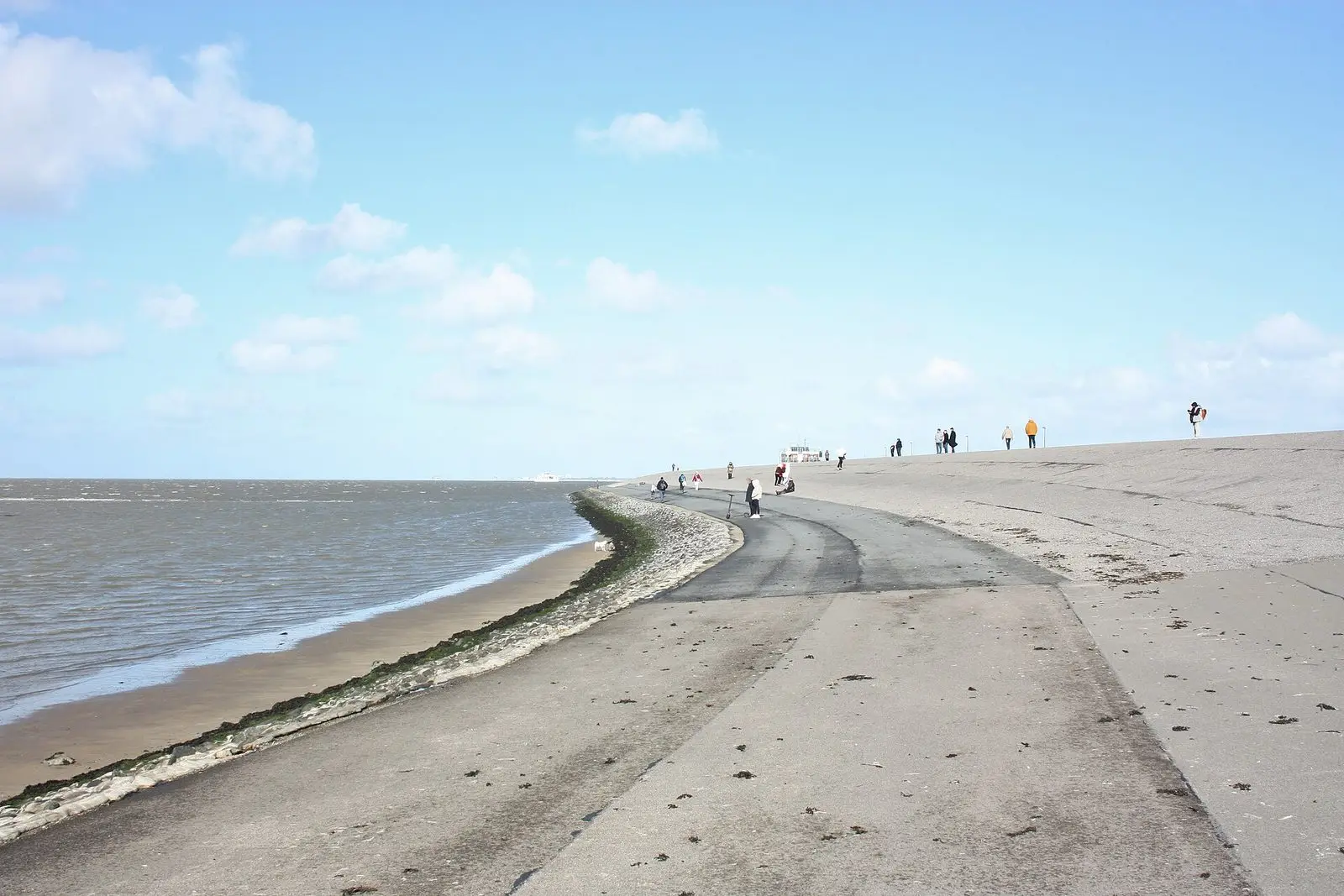 Seedeich von Norddeich mit Deichweg, Steinbefestigung und Wattenmeer
