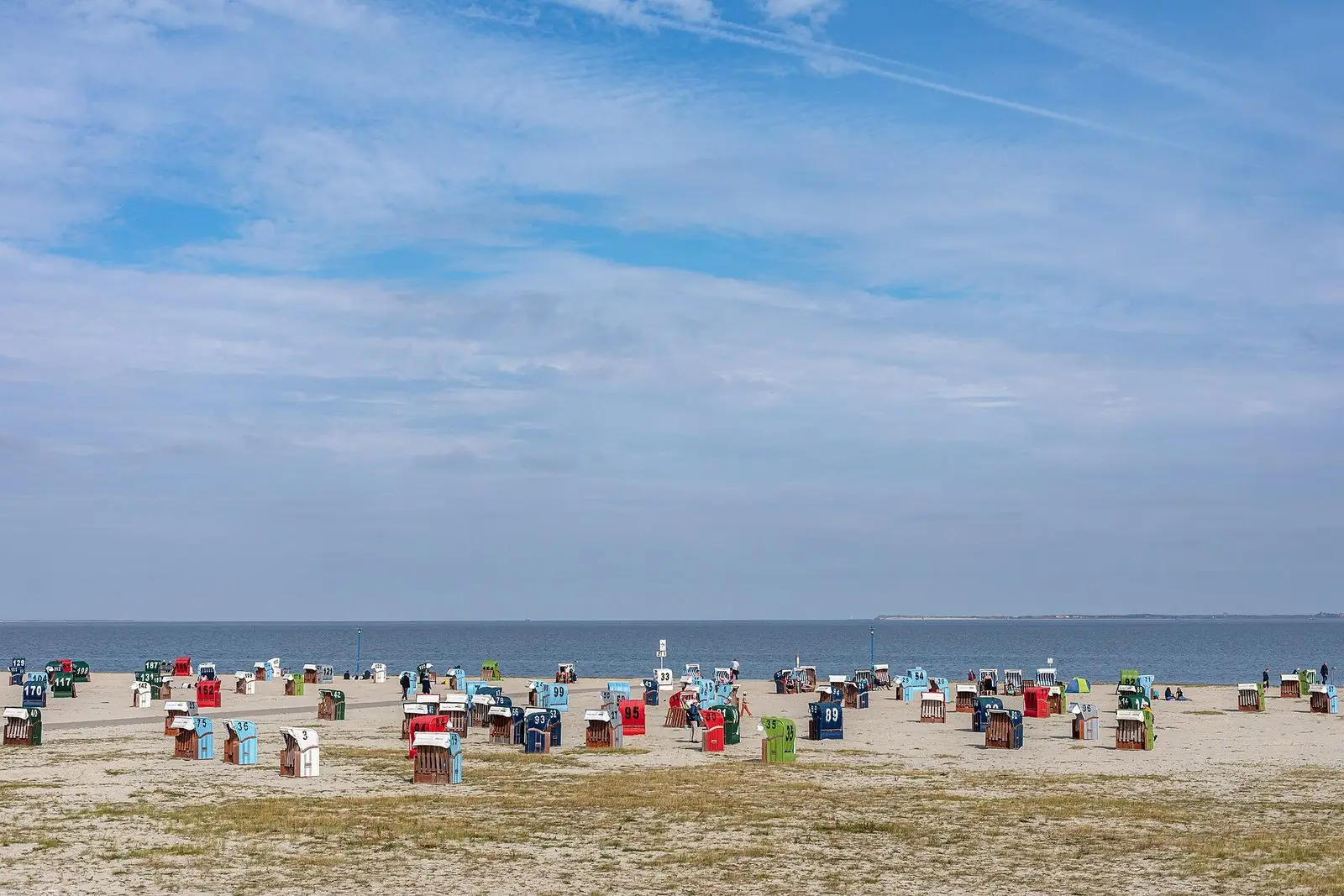 Strand von Neuharlingersiel mit Grünfläche und bunten Strandkörben