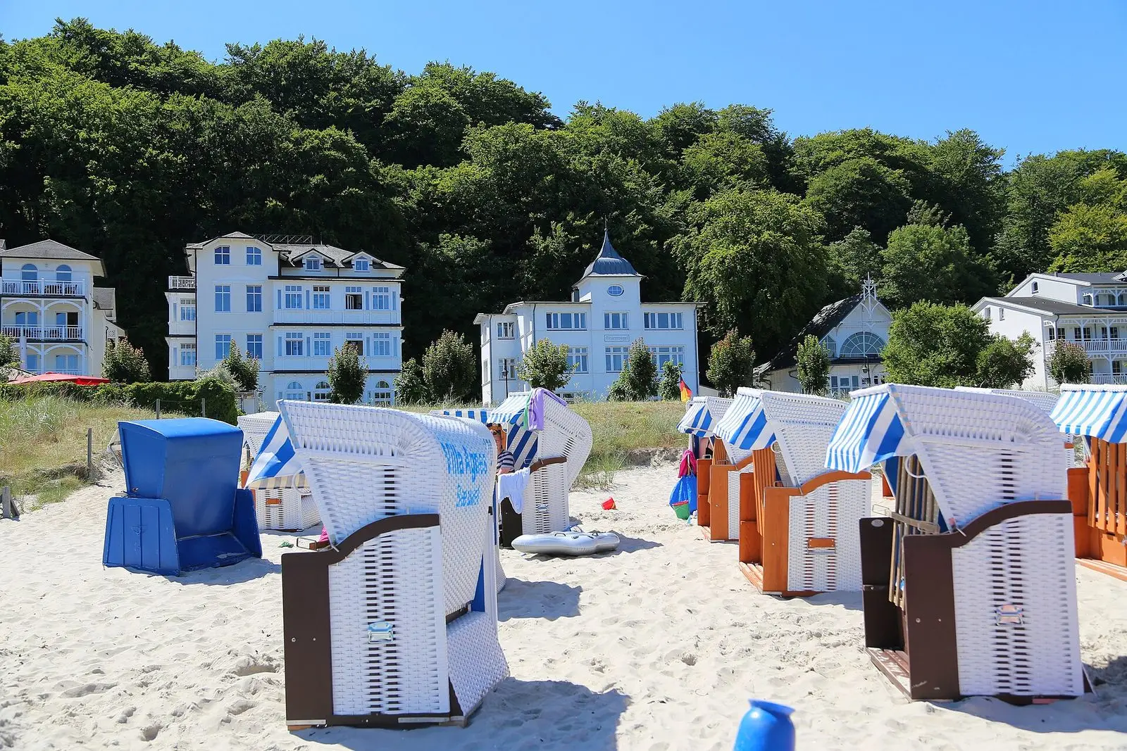 Strandkörbe am Strand von Binz auf Rügen vor weißen Bädervillen