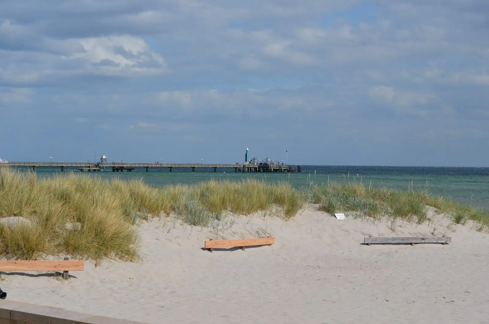 Dünen mit Strandhafer am Strand von Grömitz, im Hintergrund die Seebrücke