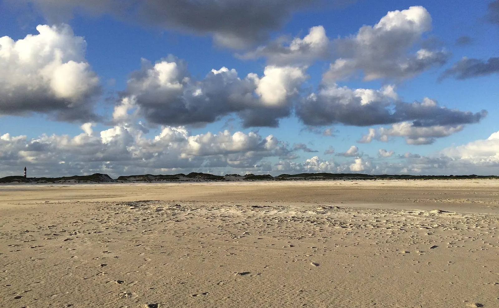 Weiter Kniepsand mit kleinen Primärdünen unter Wolkenhimmel