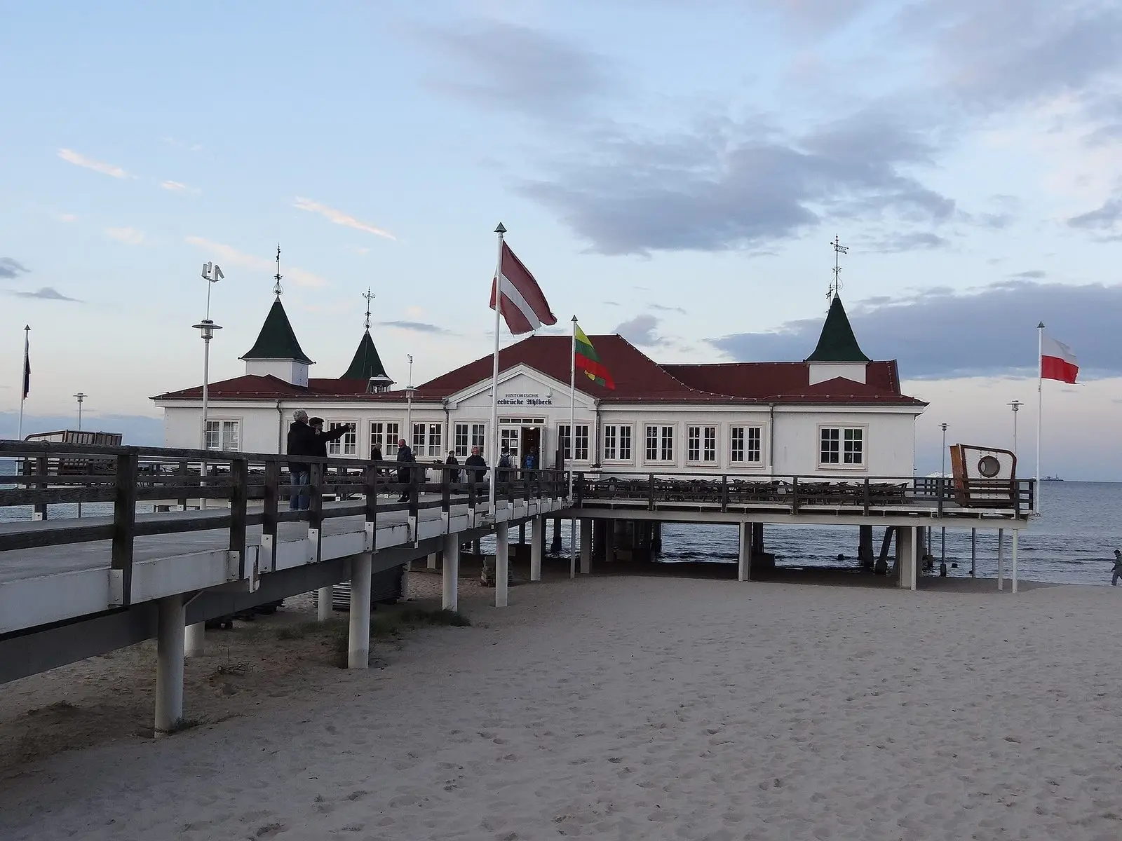 Historische Seebrücke Ahlbeck auf Usedom vom Strand aus