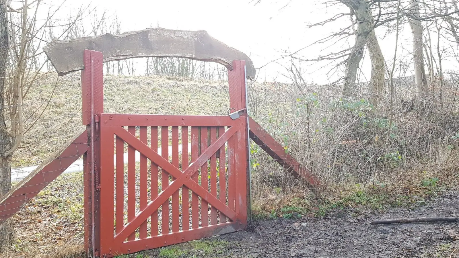 Rotes Holztor am Eingang der Bangsebro Hundeskov
