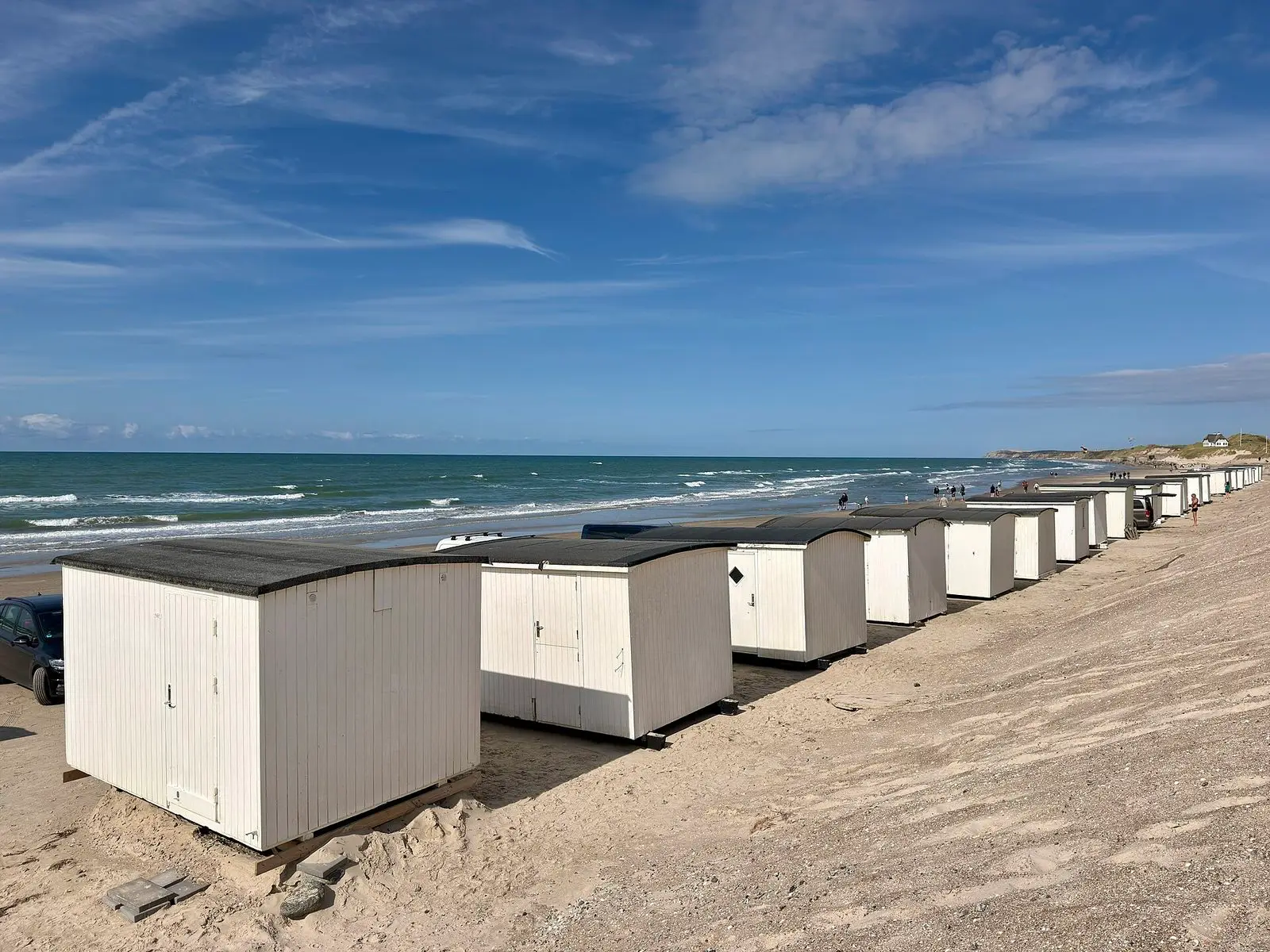 Weiße Badehäuschen am Strand von Løkken