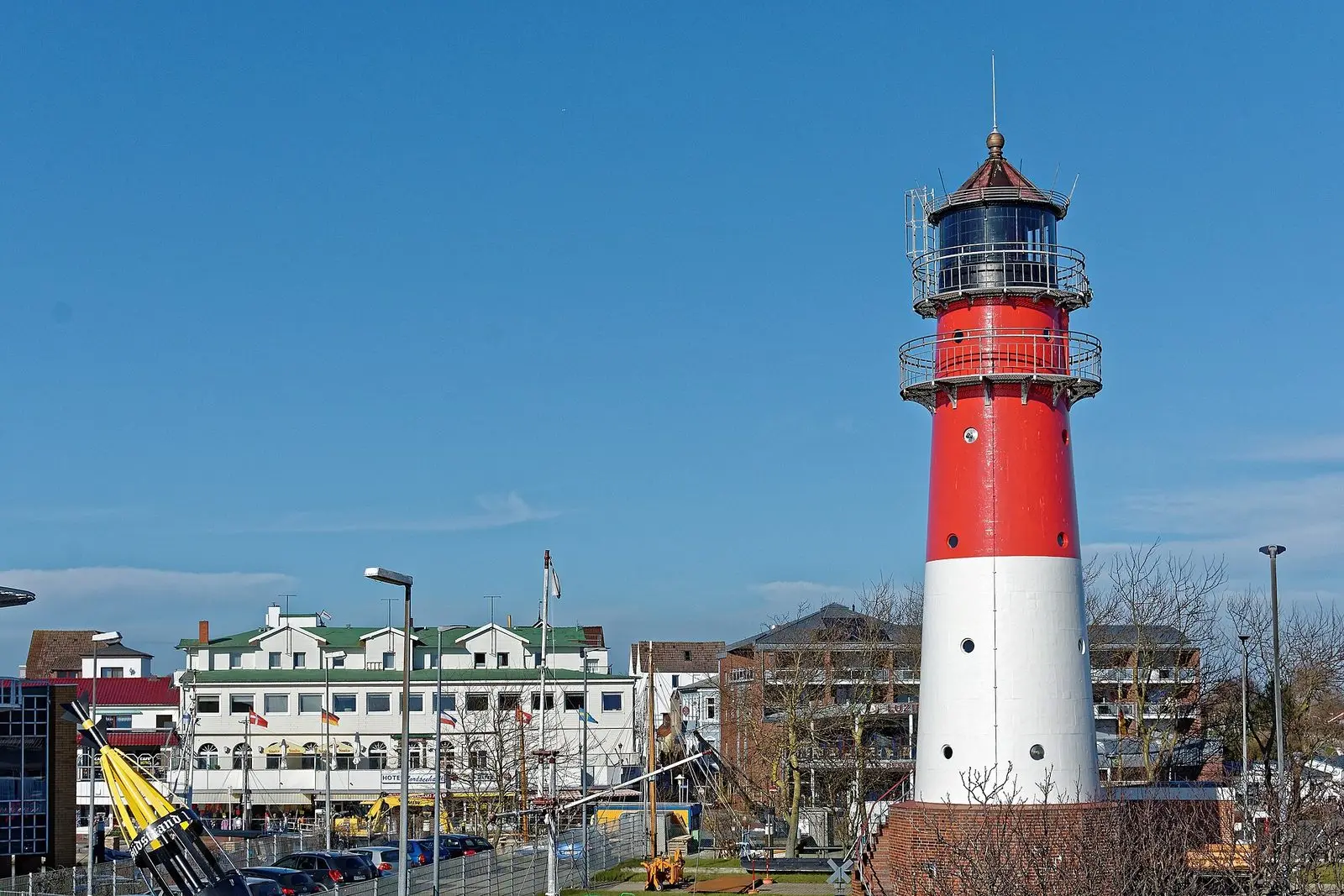 Rot-weißer Leuchtturm von Büsum unter blauem Himmel