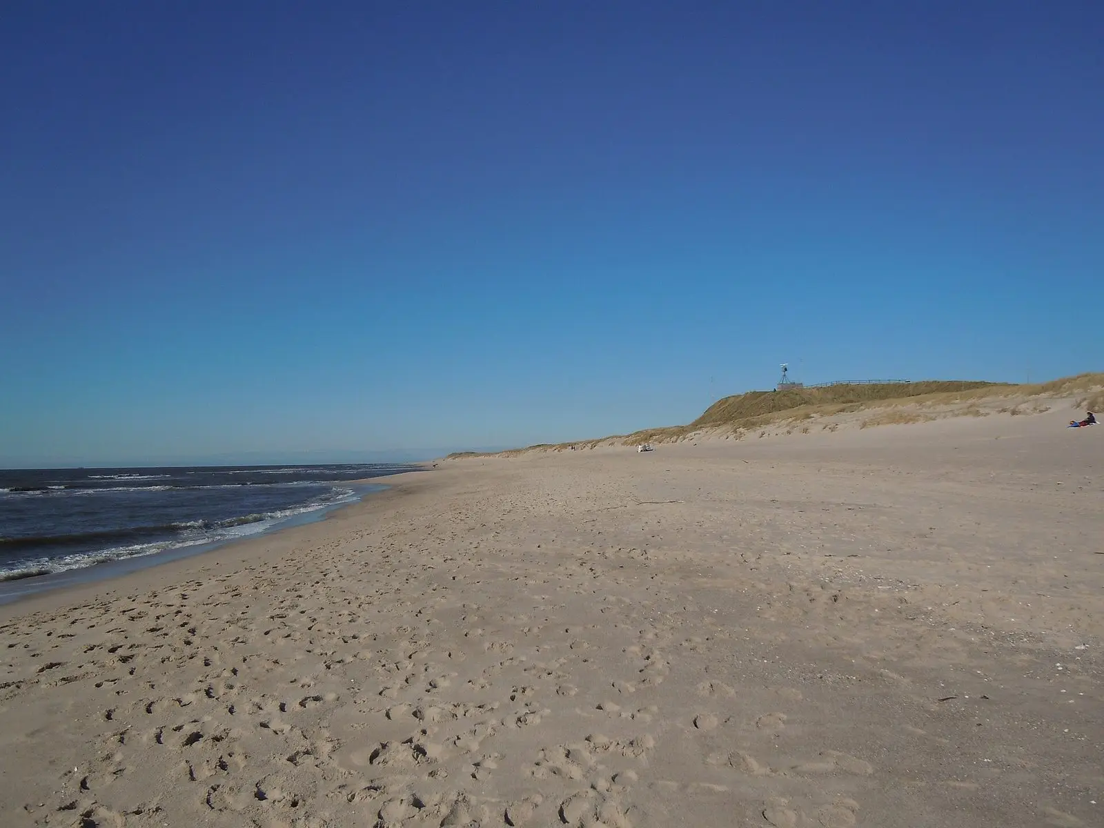 Breiter, fast menschenleerer Weststrand bei Rantum mit Dünenkante