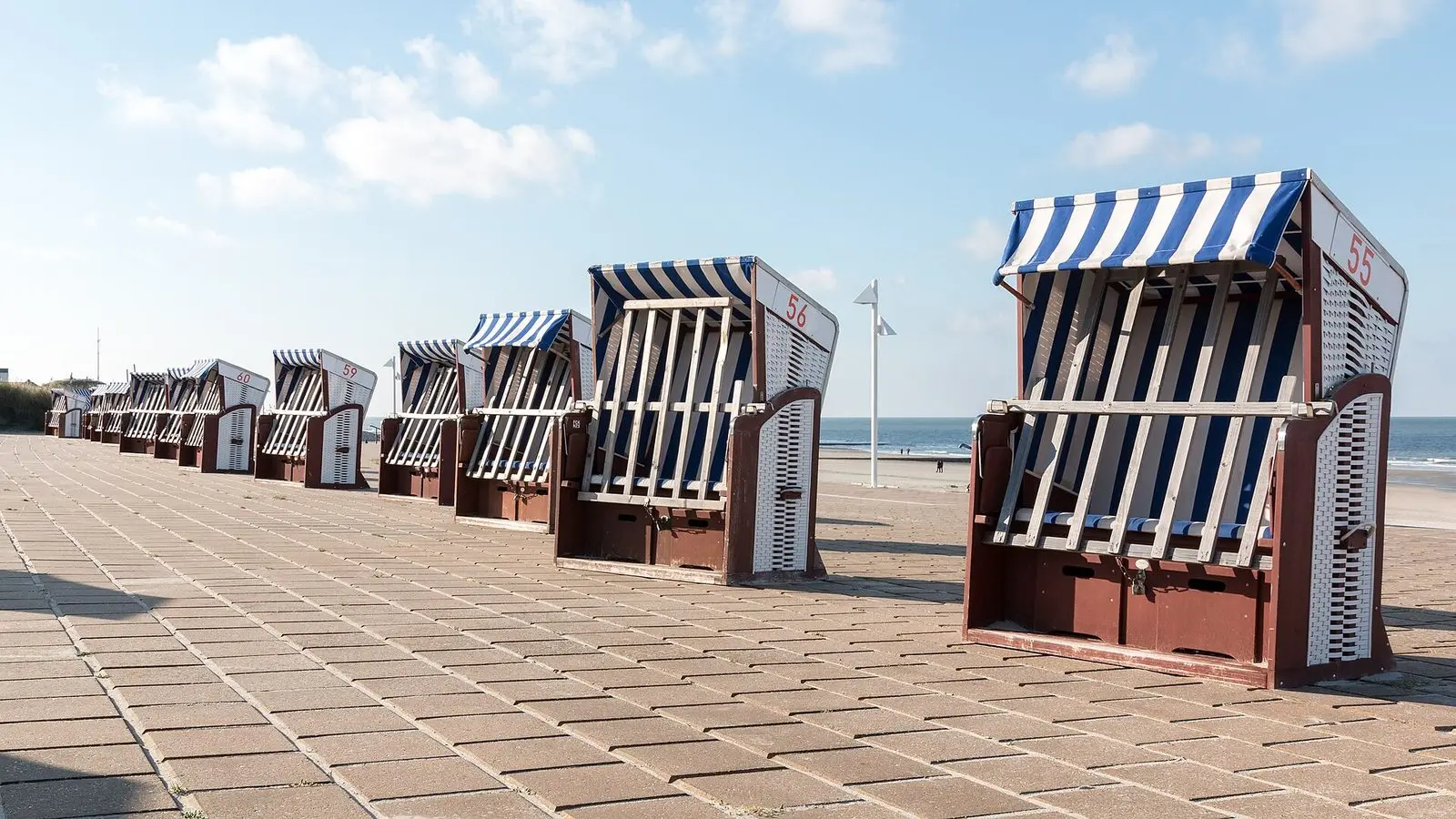 Gestreifte Strandkörbe an der Strandpromenade von Norderney