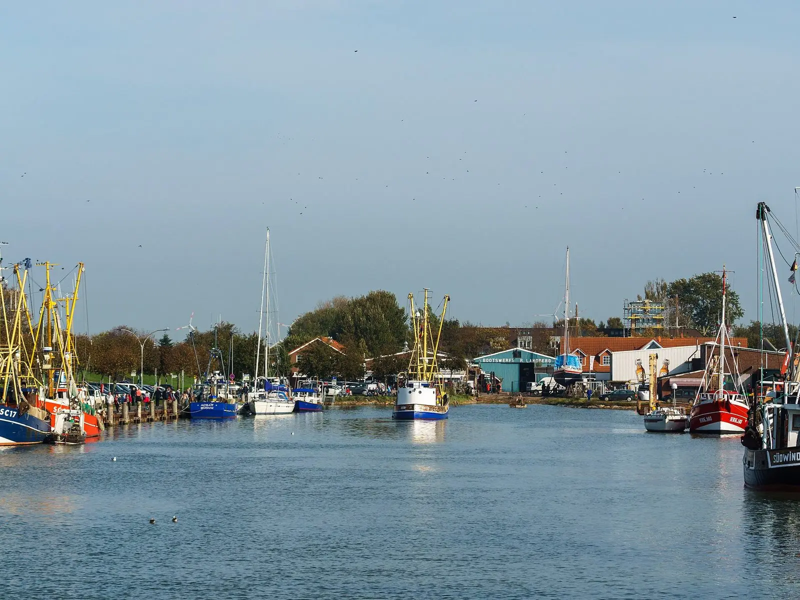 Krabbenkutter und Boote im Fischereihafen von Büsum