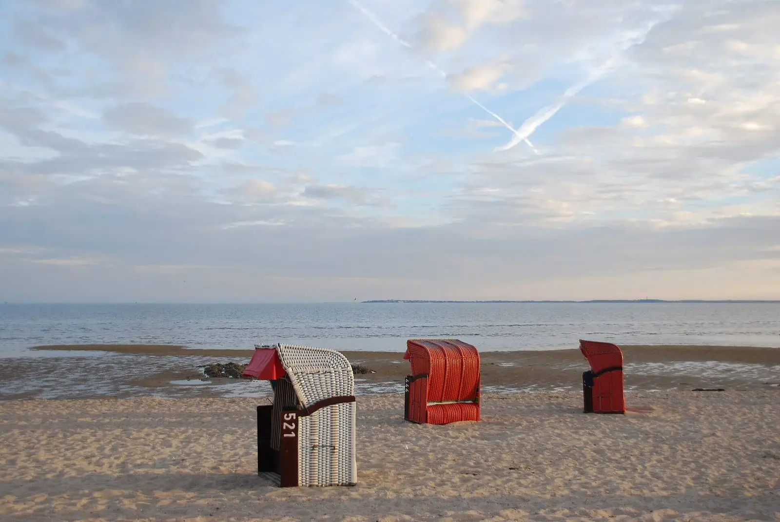 Strandkörbe am Strand vor Nieblum bei Ebbe