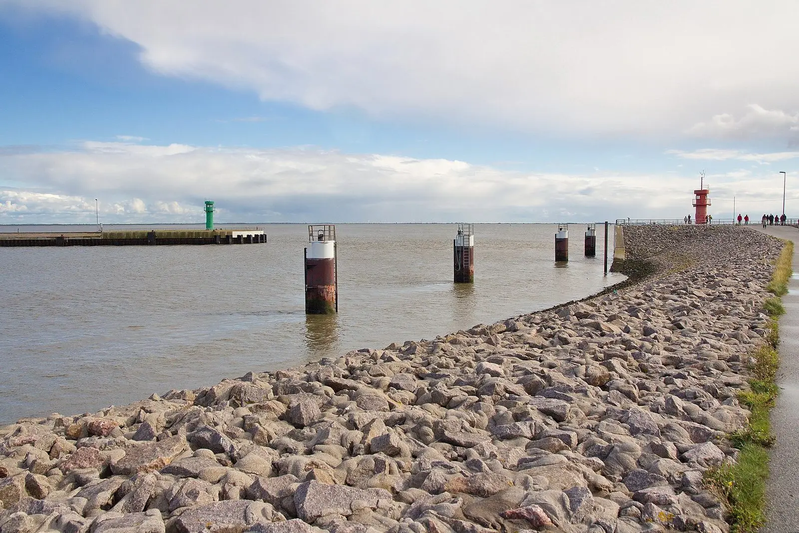 Steinmole an der Hafeneinfahrt von Büsum mit Dalben und Molenfeuern