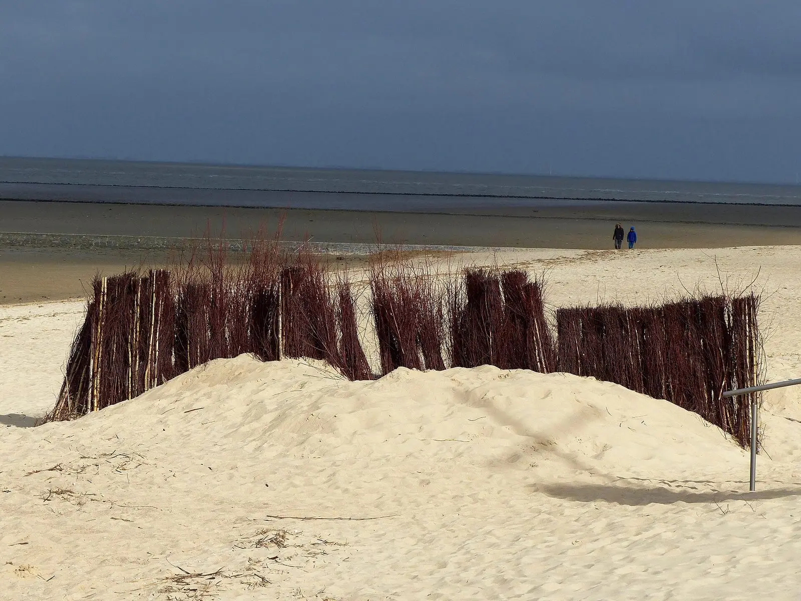 Sandstrand mit Reisig-Sandfangzaun nahe der Kugelbake in Cuxhaven