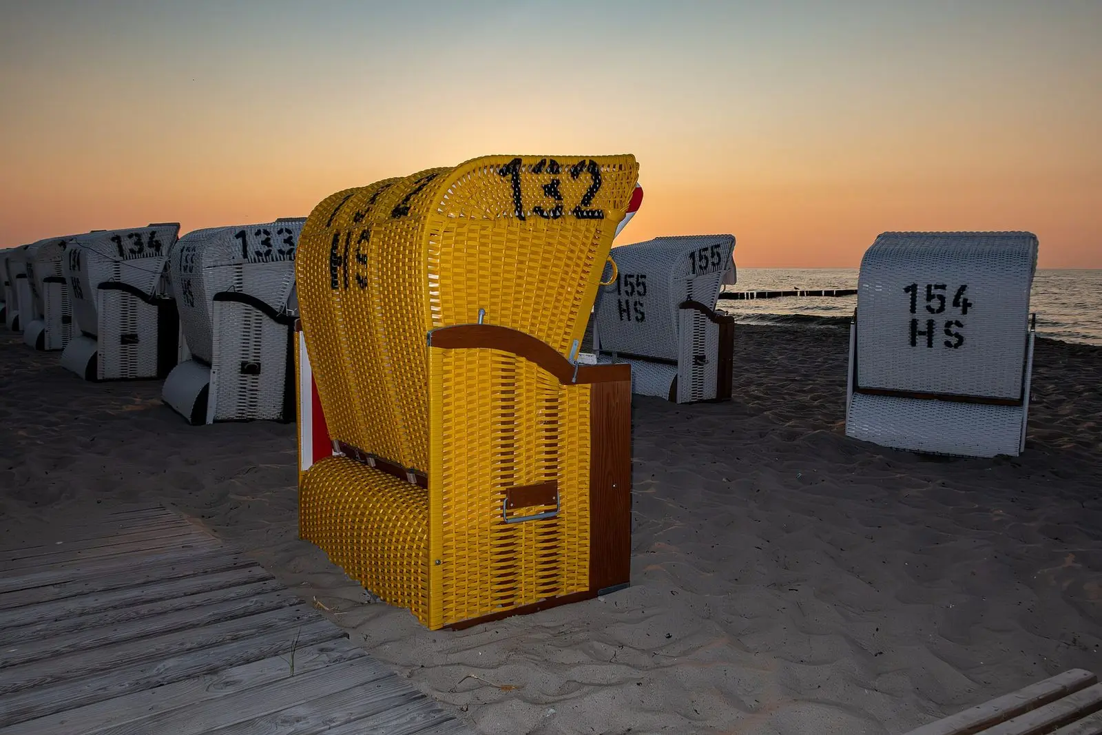 Strandkörbe am Strand von Kühlungsborn im Sonnenuntergang
