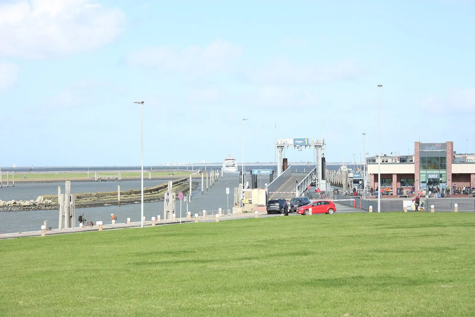Hafen Norddeich mit Fähranleger und Rasenfläche
