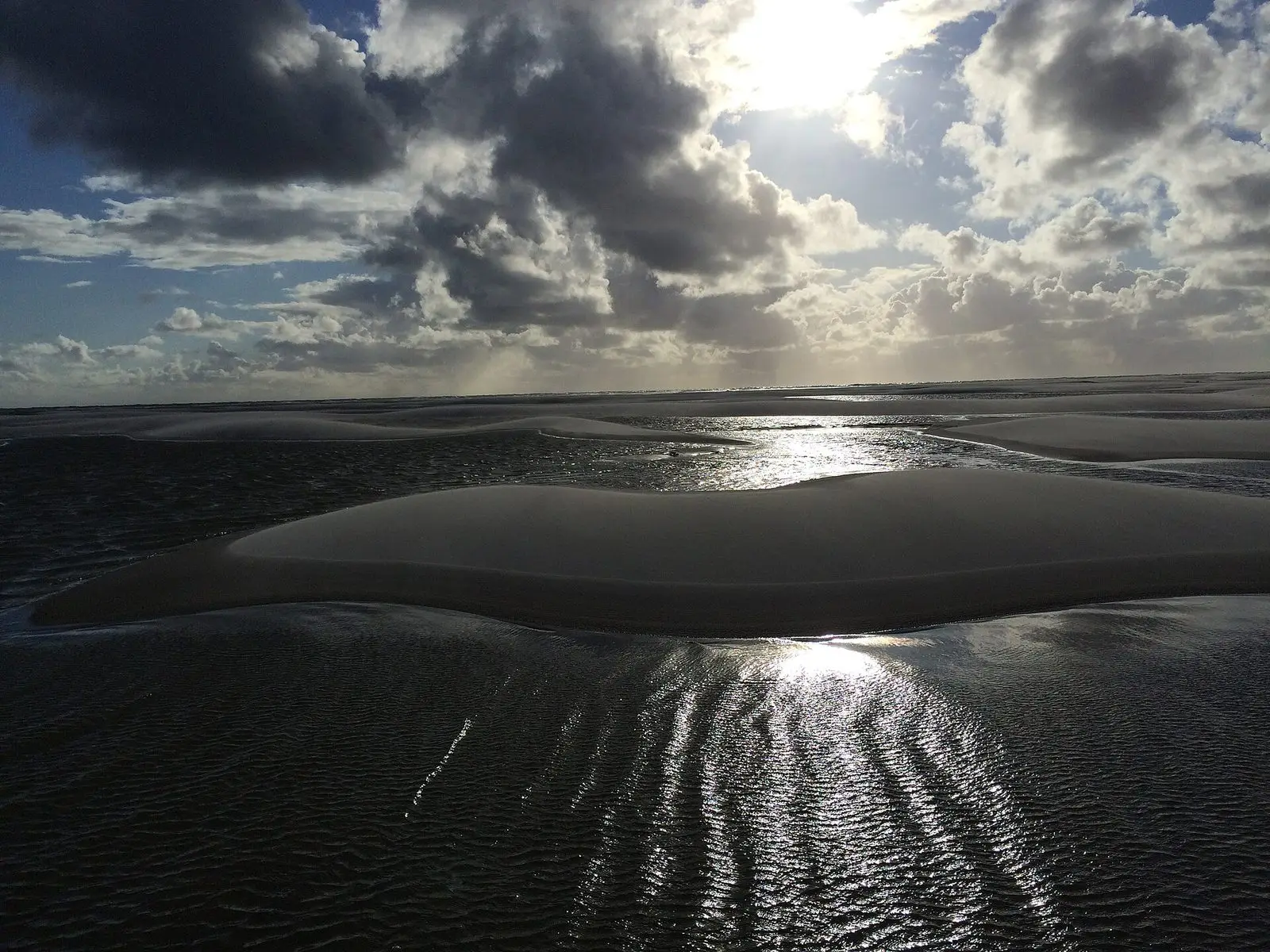 Abendlicht spiegelt sich in Prielen auf dem Kniepsand