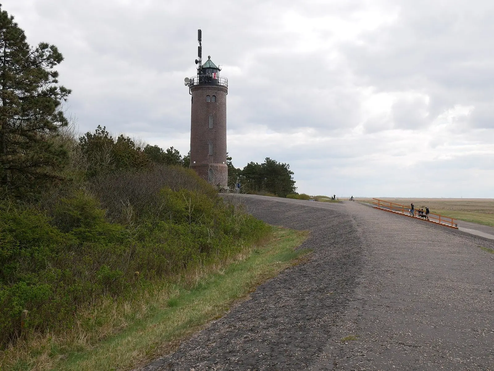Böhler Leuchtturm am Deichweg zwischen Kiefern und Salzwiese in Sankt Peter-Böhl