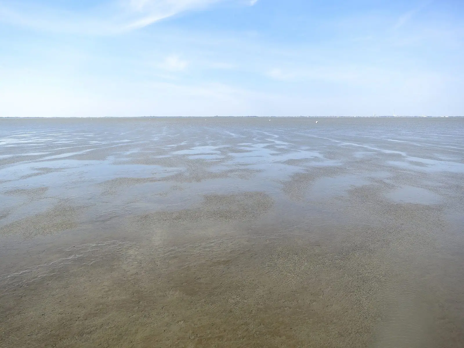 Weites Watt vor Dangast im Jadebusen, am Horizont Wilhelmshaven