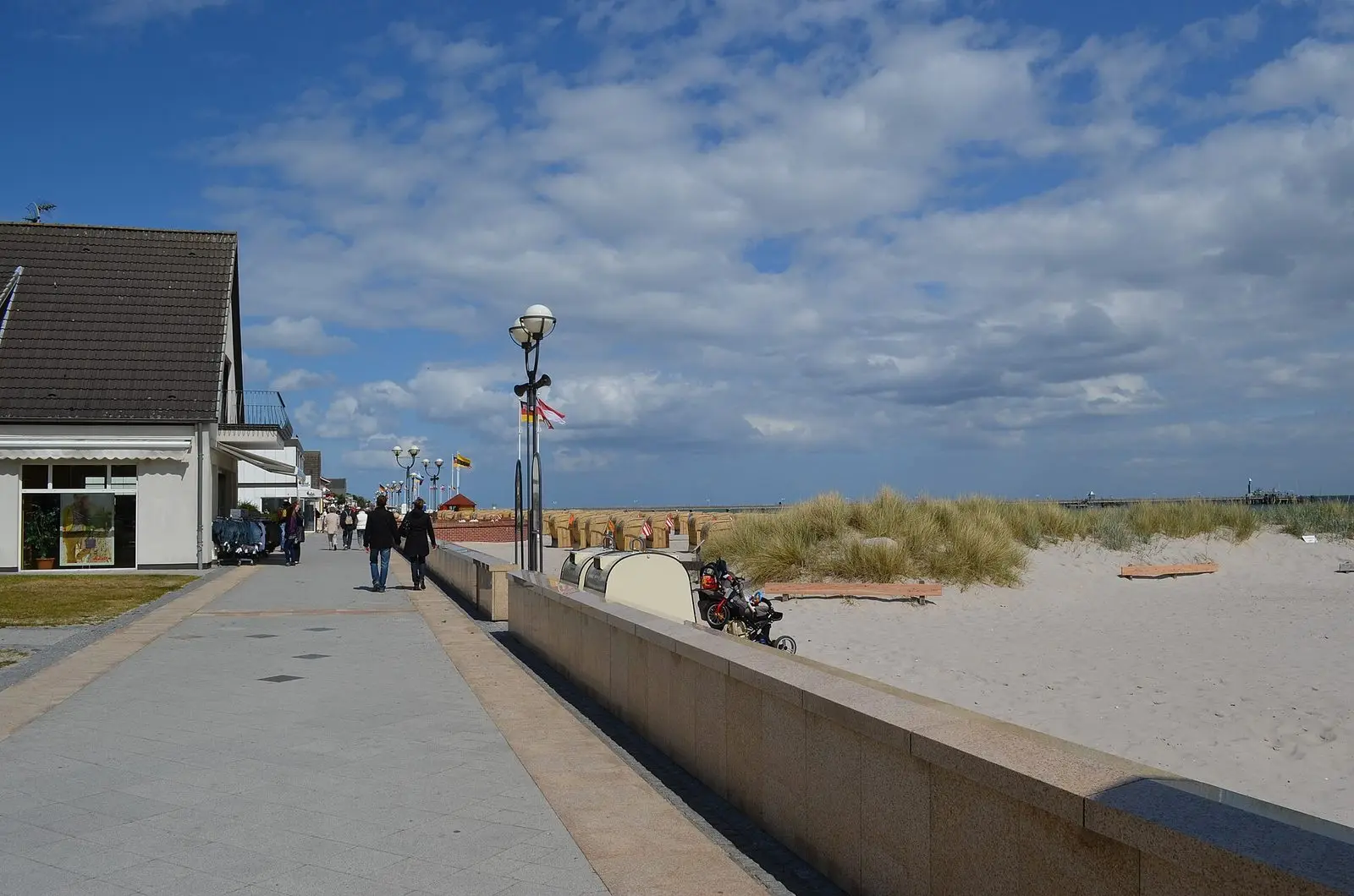 Strandpromenade von Grömitz entlang der Dünen