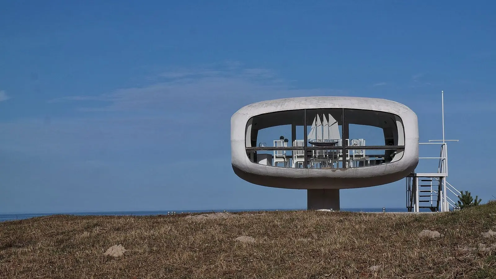 Futuristischer Rettungsturm von Ulrich Müther am Strand von Binz auf Rügen