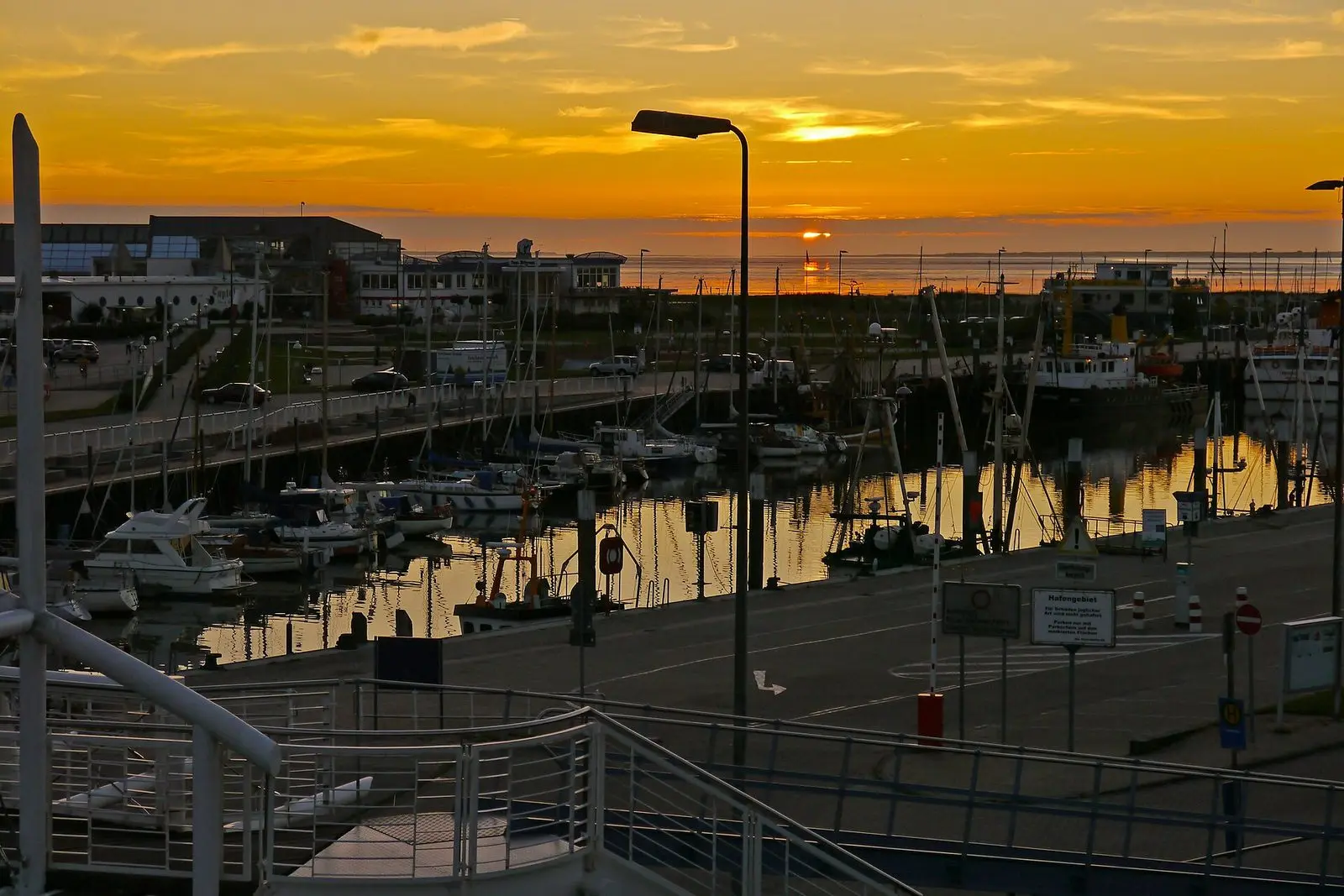 Hafen Bensersiel im Abendrot mit Booten