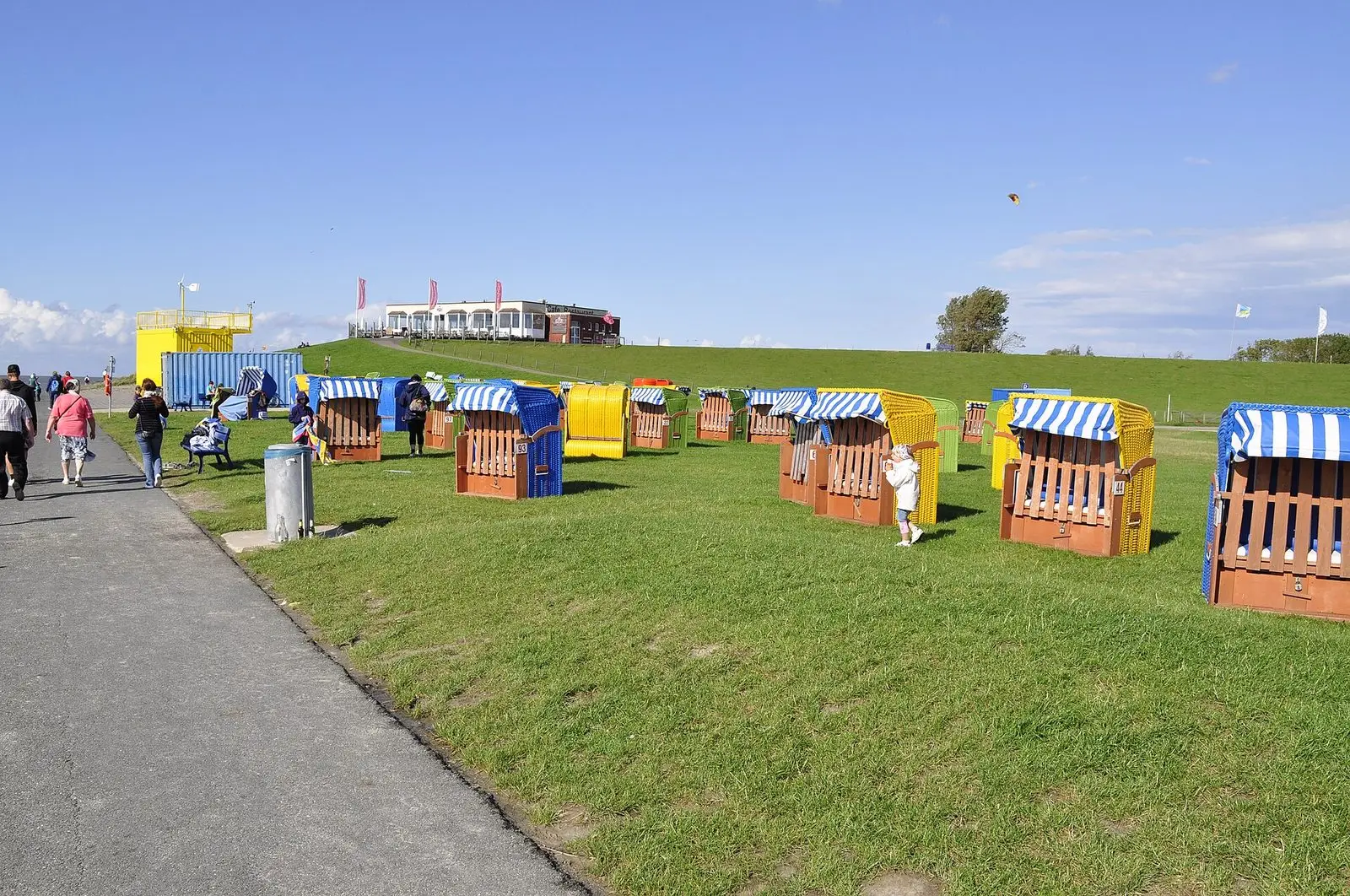 Rasenstrand (Friesenstrand) in Tossens mit Strandkörben und Deichweg