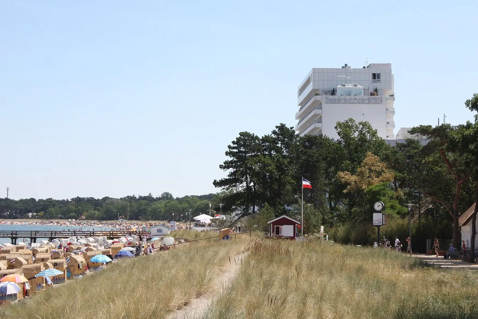 Dünenweg zum Strand von Timmendorfer Strand mit Strandkörben im Hintergrund