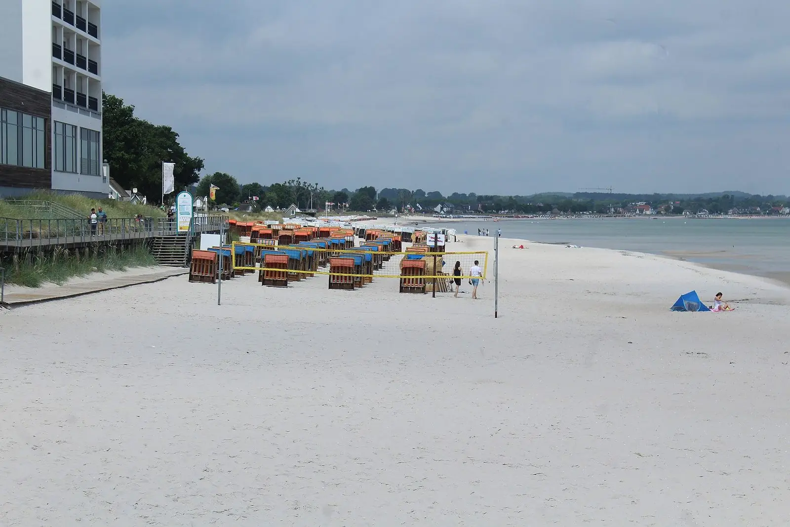 Breiter Sandstrand von Scharbeutz mit Strandkörben