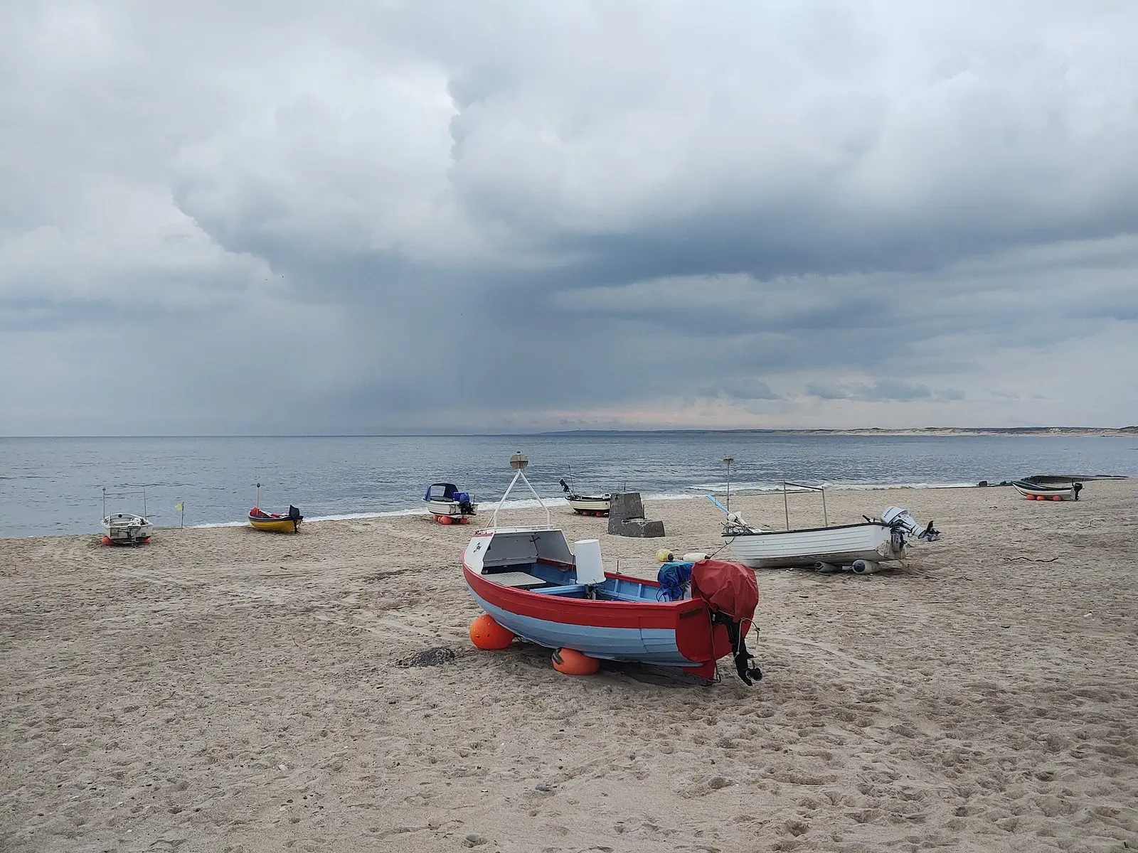 Fischerboote am Strand von Klitmøller unter Regenwolken